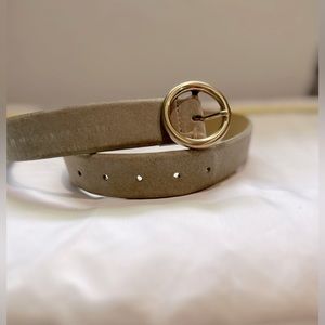 Anne Klein 2 leather belt with round brushed gold buckle sized small at 34”